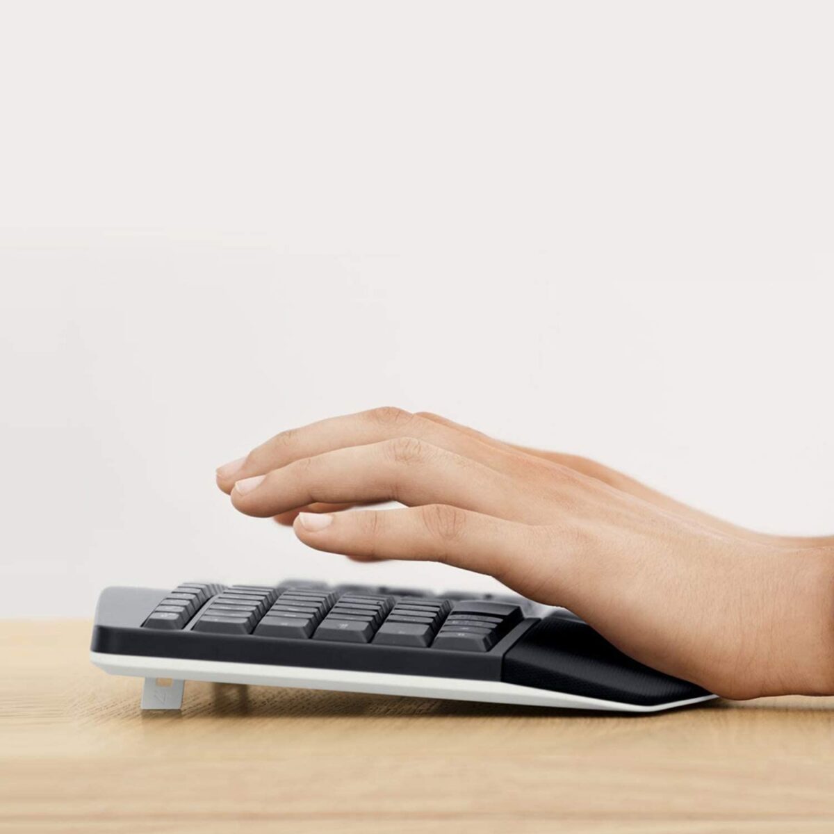 LOGITECH MK850 PERFORMANCE Wireless Keyboard and Mouse Combo (Arabic)